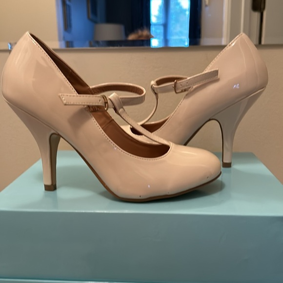 Neutral color heels - Picture 2 of 10